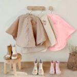 Poncho enfant ours lapin coloré de la collection [Collection], parfait pour les jours de pluie avec bottes assorties aux motifs d'animaux.