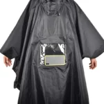 Poncho imperméable multifonctionnel noir avec poche transparente pour téléphone, parfait pour rester au sec tout en restant connecté.