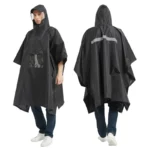 Poncho imperméable noir avec capuche et poche transparente avant, multifonctionnel, parfait pour rester au sec sous la pluie.