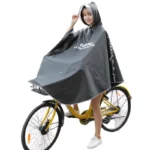 Femme en poncho imperméable gris avec capuche, sur un vélo jaune, protection pluie pratique et élégante pour cyclistes et motards.