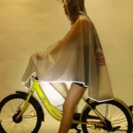 Poncho pluie transparent pour vélo ou scooter, protection large et élégante, idéal par temps de pluie, design pratique et tendance.