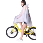 Poncho pluie large transparent pour vélo et scooter, femme sur vélo jaune, idéal pour rester au sec pendant vos trajets outdoors.