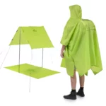Homme en poncho pluie vert fluo sous un abri assorti, idéal pour camping et activités outdoor sous la pluie.