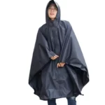 Poncho de pluie femme taille L noir avec capuche, pratique et élégant, parfait pour se protéger efficacement sous la pluie.