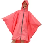 Poncho pluie femme taille L rose vif avec capuche, design moderne, idéal pour rester au sec avec style.