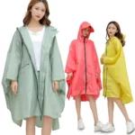 Poncho pluie femme taille L, style moderne et pratique, disponible en vert clair, rose et jaune pour rester élégante sous la pluie.