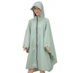 Poncho pluie femme taille L vert avec capuche, élégant et pratique, parfait pour rester au sec lors des jours de pluie.