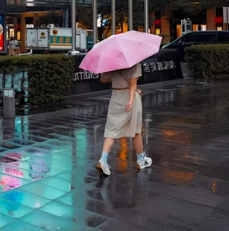 Super voyage en Asie, sous la pluie avec un parapluie !