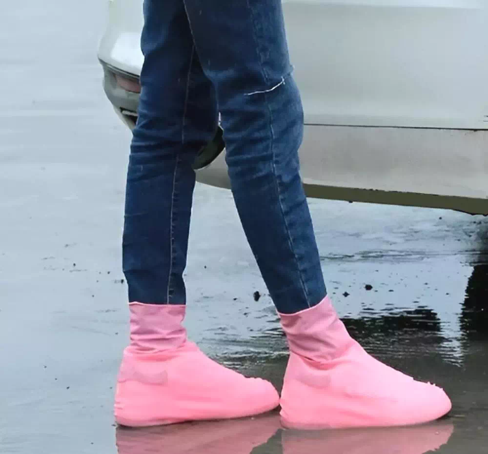 Couvre-chaussures roses pour femme !
