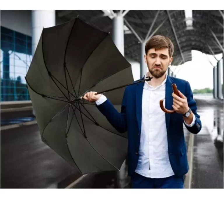 La poignée du parapluie noir de mauvaise qualité est cassée !