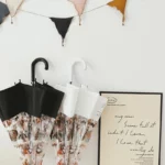 Parapluie canne chat transparent avec large bord, design moderne et élégant, suspendu parmi une collection de parapluies variés.