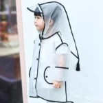 Poncho enfant transparent imperméable avec boutons de pression, capuche et poches. Léger, design bordé de noir, idéal contre la pluie.