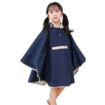 Poncho pluie fille de qualité, bleu avec détails clairs, enfant joyeuse en extérieur. Idéal [Collection], [Collection].
