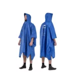 Poncho pluie homme bleu avec capuche et logo, léger et imperméable, parfait pour rester au sec dans toutes les conditions météorologiques.