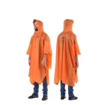 Poncho de pluie orange unisexe avec capuche, porté par un homme, vue face et dos, idéal pour rester au sec en extérieur.