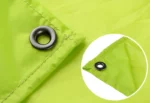 Poncho pluie homme élégant vert vif, résistant et pratique, avec œillet noir renforcé, idéal pour toutes les saisons.