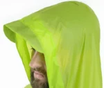 Homme en poncho pluie jaune fluo avec capuche, léger et fluide, offrant une protection efficace contre la pluie pour homme.