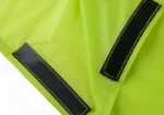 Poncho pluie homme vert vif avec bandes velcro noires pour un maintien sécurisé, idéal pour rester au sec avec style.