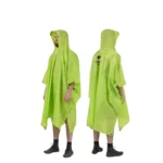Poncho de pluie léger vert fluo avec capuche pour homme, vue de face et de dos. Idéal pour rester au sec avec style.
