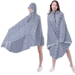 Poncho vélo femme rayé bleu et blanc avec visière amovible, idéal contre la pluie pour un style pratique et tendance.