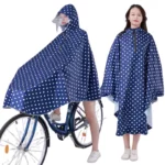 Poncho vélo femme à pois navy avec visière amovible, élégant et fonctionnel, protège efficacement contre la pluie en mouvement.