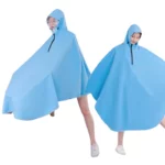 Poncho vélo femme bleu avec visière amovible, coupe ample et confortable, idéal contre la pluie. Modèle moderne et pratique.