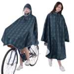 Poncho vélo imperméable femme avec capuche et visière amovible, design à carreaux, idéal pour la pluie et les trajets à vélo.