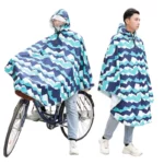 Poncho vélo femme motifs géométriques avec visière amovible, imperméable et tendance, parfait pour rouler sous la pluie.