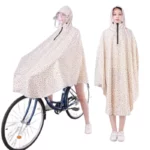 Poncho vélo femme à visière amovible, motif léopard, design pratique pour cyclistes, protection pluie élégante et légère.