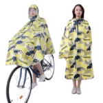 Poncho vélo femme imperméable jaune et bleu avec visière amovible, pratique et stylé pour cyclistes sous la pluie.