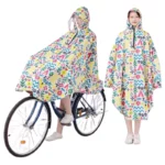 Poncho vélo femme imperméable à visière amovible, design coloré et ample, protection pluie, pratique à vélo ou porté debout.