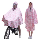 Poncho vélo femme avec visière amovible, motif zigzag rose, pratique et tendance pour rouler sous la pluie avec style.