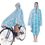 Poncho vélo femme à visière amovible, imperméable et floral, pour protection contre la pluie, idéal pour cyclistes urbaines.