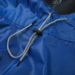 Cordon de serrage en nylon bleu sur poncho vélo femme imperméable, détail de la texture et système ajustable élégant.