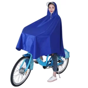 Femme en poncho vélo bleu élégant, protection pluie idéale, parfait pour les cyclistes urbaines dans toutes les conditions.