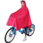 Poncho vélo femme rouge, imperméable et élégant, idéal pour pédaler sous la pluie. Accessoire pratique et stylé de la collection.