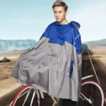 Poncho vélo gris bicolore à visière, pratique et stylé, idéal pour se protéger de la pluie lors de vos trajets à vélo.