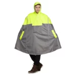 Homme portant un poncho vélo gris et jaune à visière, imperméable et pratique, parfait pour les trajets par temps de pluie.