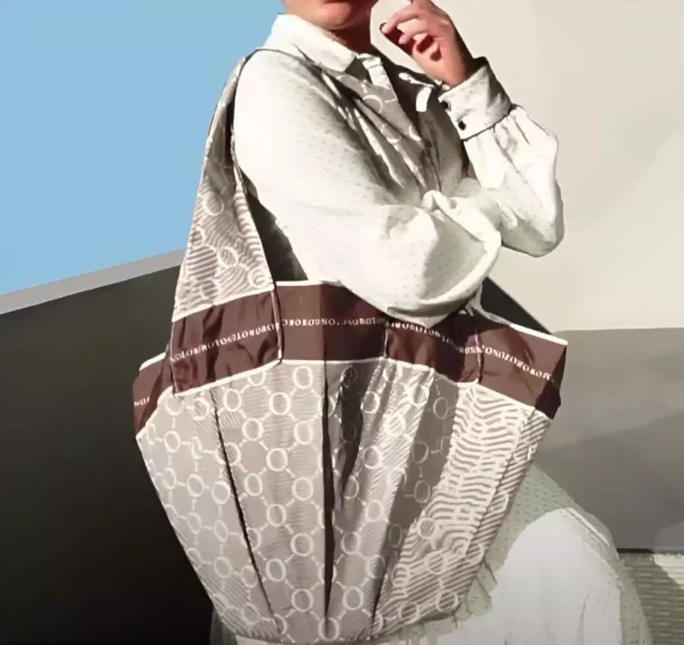 Comment recycler un tissu de vieux parapluie en sac ? J'ai maintenant un beau sac marron et beige.