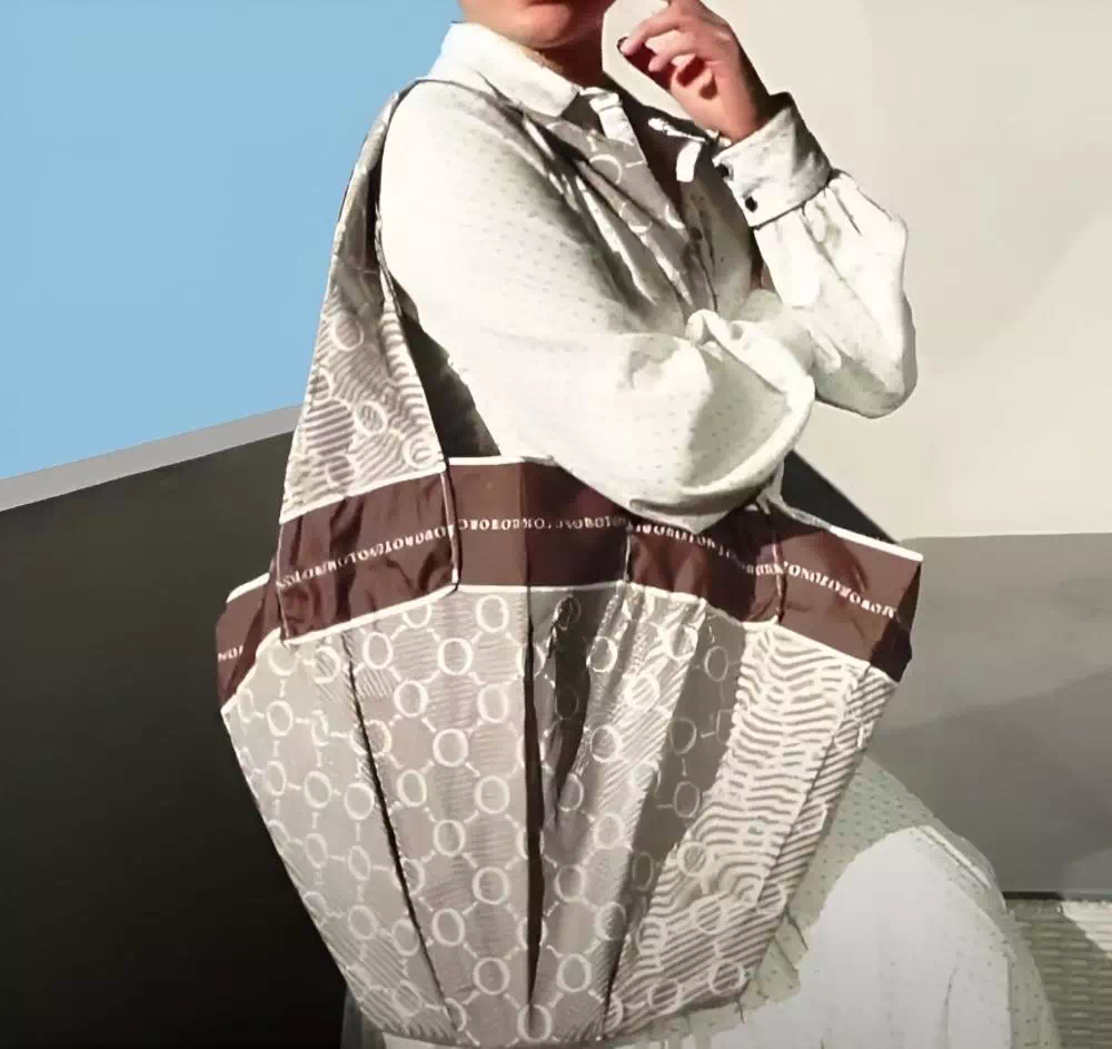 Comment recycler un tissu de vieux parapluie en sac ? J'ai maintenant un beau sac marron et beige.