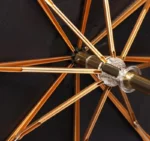 Parapluie homme élégant noir, tiges dorées, mécanisme robuste, parfait pour un style raffiné et une protection efficace.