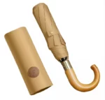 Parapluie homme pliant beige, manche bois, étui assorti, élégant et pratique pour allier style et protection par temps de pluie.