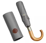 Parapluie pliant homme élégant gris avec manche en bois, design raffiné, pratique et compact, parfait pour la collection [Collection].