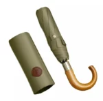 Parapluie homme pliant élégant olive avec manche en bois et housse, accessoire pratique et stylé parfait pour toutes occasions.