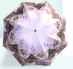 Parapluie rétro artistique avec paysage hivernal, maisons en bois et tons violet-rose, allie style vintage et protection pluie.