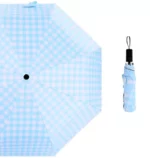 Parapluie pliable motif vichy bleu clair avec housse pratique, élégant et compact pour se protéger efficacement sous la pluie.