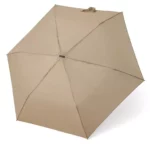 Parapluie chic beige ouvert, design élégant et robuste, parfait contre la pluie, issu de la collection [Collection].