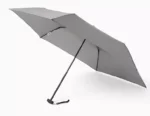 Parapluie chic et moderne, gris élégant, parfait pour un look stylé par temps de pluie, présenté sur fond blanc épuré.