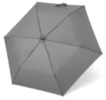 Parapluie chic gris ouvert, élégant et raffiné, parfait pour se protéger de la pluie avec style et praticité.