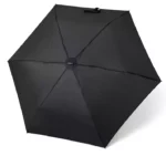 Parapluie chic noir ouvert à six branches, élégant et robuste, parfait pour un style raffiné sous la pluie.